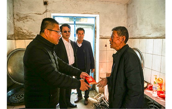 ��˾�򵼰��ӳ�Ա�߷�ο����ϵ������Ⱥ��